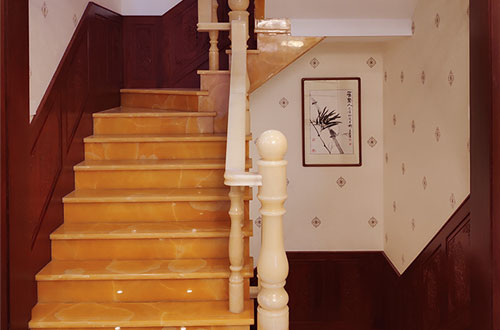 果洛中式别墅室内汉白玉石楼梯的定制安装装饰效果